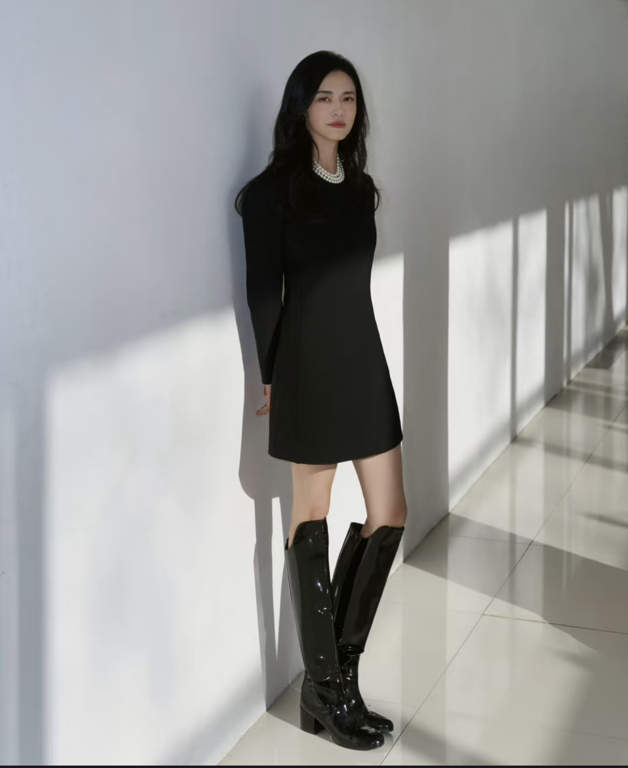 姚晨的时尚感被低估了，穿小黑裙优雅大气，女神范儿十足！
除了演员外，姚晨在时尚圈的地位也很高呀，身高169cm的她简直是衣架子，穿衣自带气场又很大气好看。
这次出镜就选择了一条经典小黑裙，收腰设计凸显