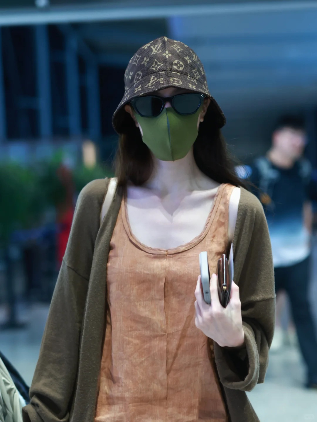 钟楚曦文艺感街拍超好看！
这一组有点流浪风的感觉，衣服颜色以棕咖和军绿色为主，而且单品都是松垮肥大的，穿在身上更加慵懒。
这里还搭配了一只大的编织包包，再加上大檐儿盆帽，更加的慵懒文艺。
这一组很适合