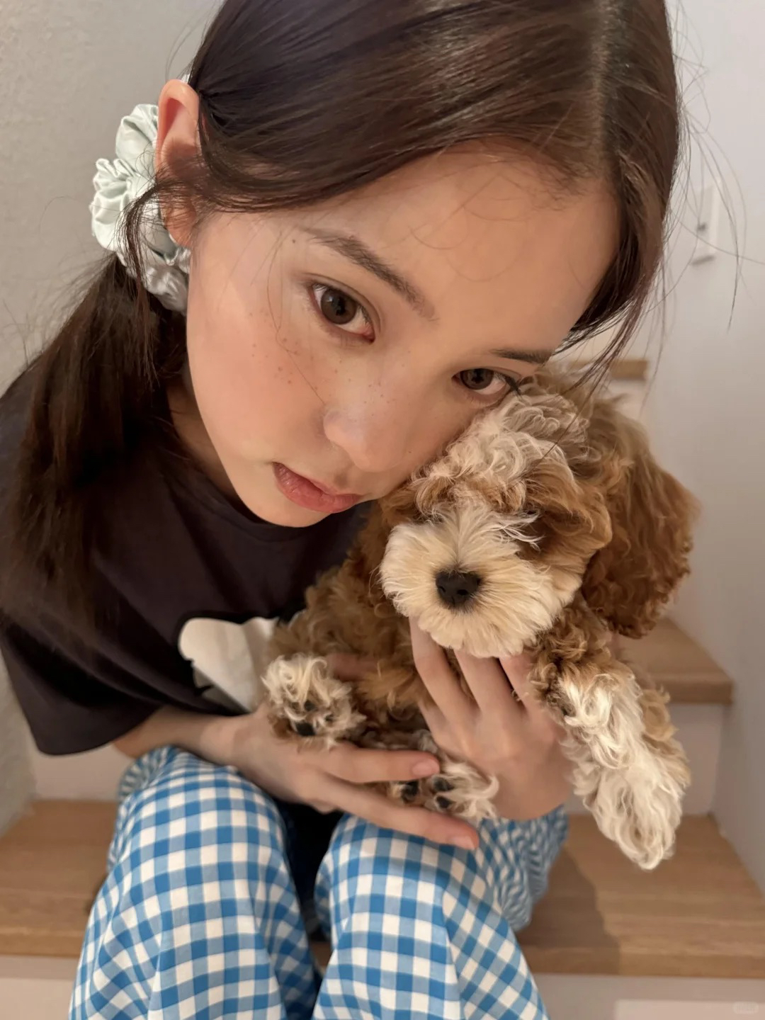欧阳娜娜私服蛮好看，很有少女感！
 Hello Kitty的宽松套头T恤，搭配一条蓝色格纹的阔腿裤，很慵懒休闲的一身，文艺感满满又很甜。
