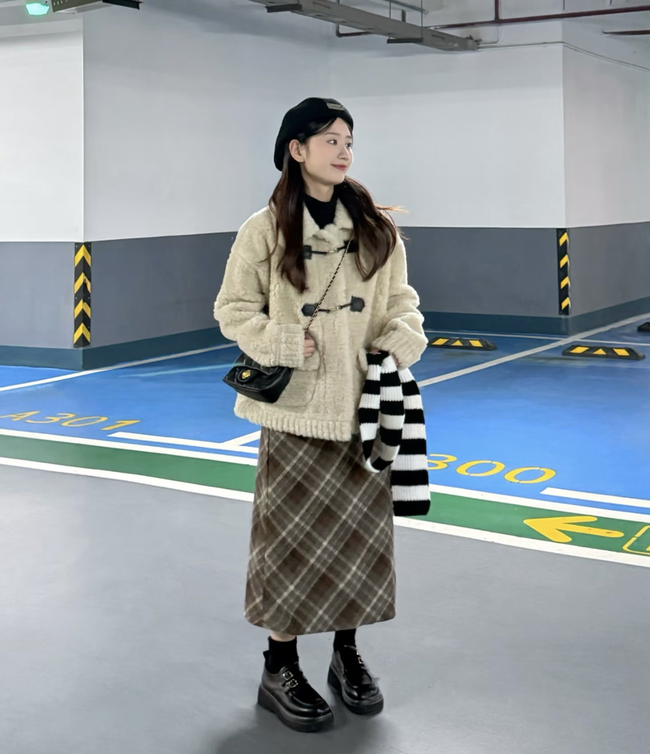 155cm小个子女生的冬季街拍，奶茶色羊羔毛外套配格子裙，软萌可爱又文艺，太美啦！
冬天真的很适合穿这种毛茸茸的外套，看起来就很暖。奶茶色温柔不挑人，短款的设计对小个子更友好，这里搭配了一条棕咖色的格