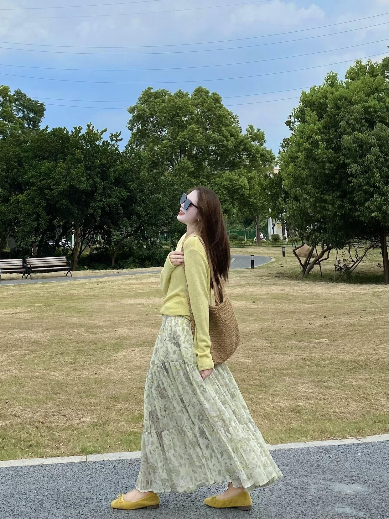 秋天就是要穿碎花裙呀，到脚踝附近
的A字裙显瘦又温柔。
非常喜欢这种轻薄的材质，搭配一条淡黄色的针织衫，上下色彩呼应，清新温柔又气质！