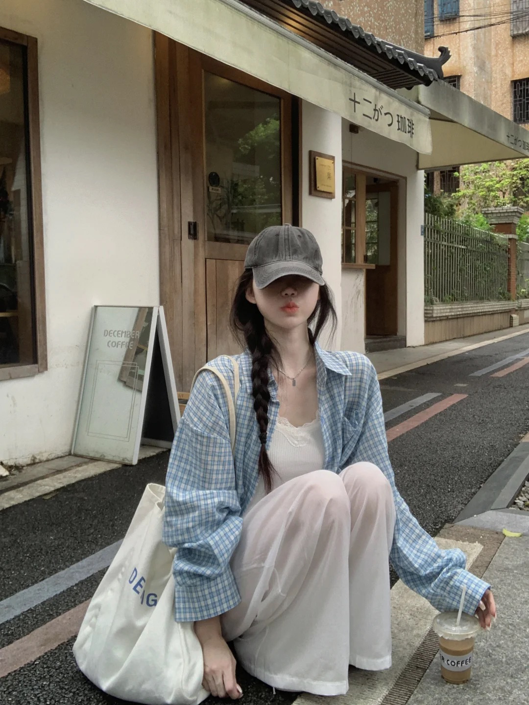 格子衬衫配白裤子百看不厌！
非常喜欢这种清新感的蓝白格子衬衫，版型宽松
一些可以增加休闲感。
这里搭配一件白色的修身背心，和一条白色的阔腿拖地裤，蓝白色组合清新干净又减龄。
日常出街，还可以像博主搭配