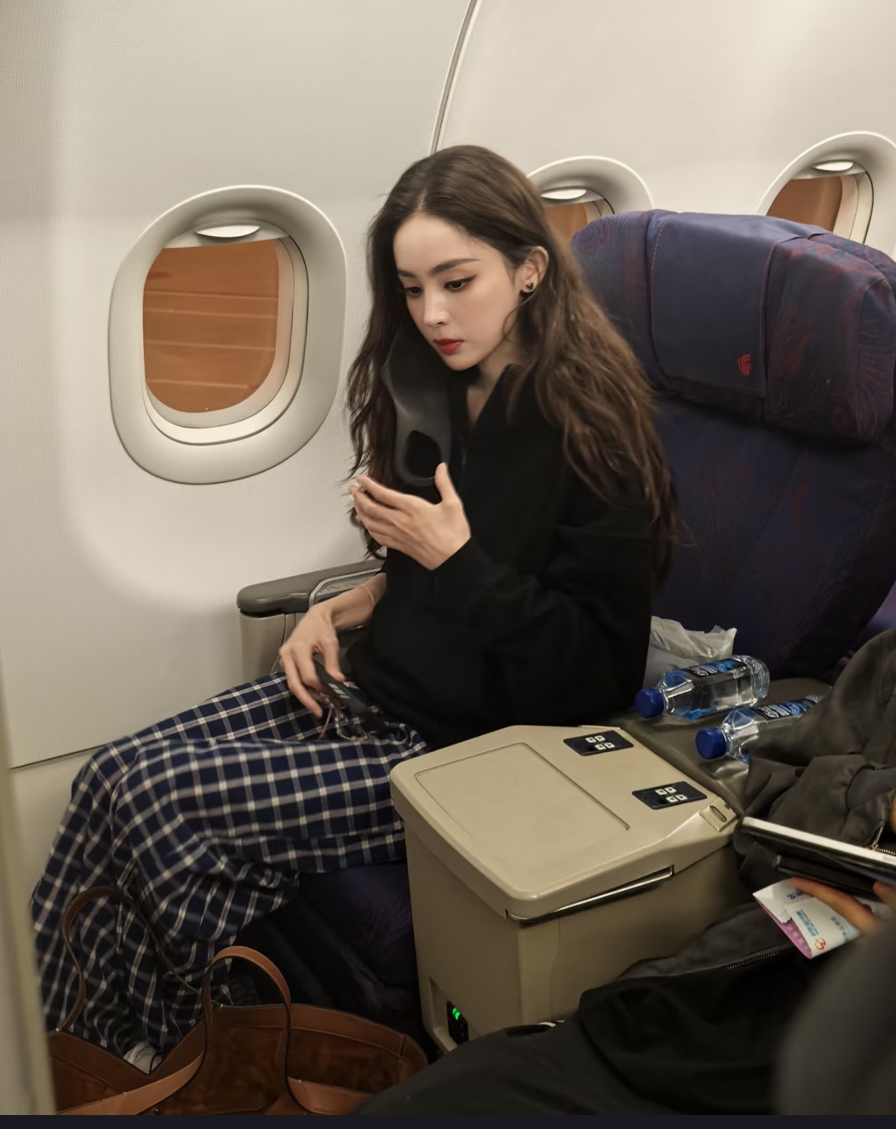 路人偶遇娜扎，本人好美呀！
作为新疆的代表明星之一，娜扎的美貌是毋庸置疑的。这次路人在机场偶遇娜扎，本身简直360度无死角，随便一拍也好看！
娜扎这次的出行穿搭也蛮好看的，黑色连帽上衣配蓝色格子裤和球