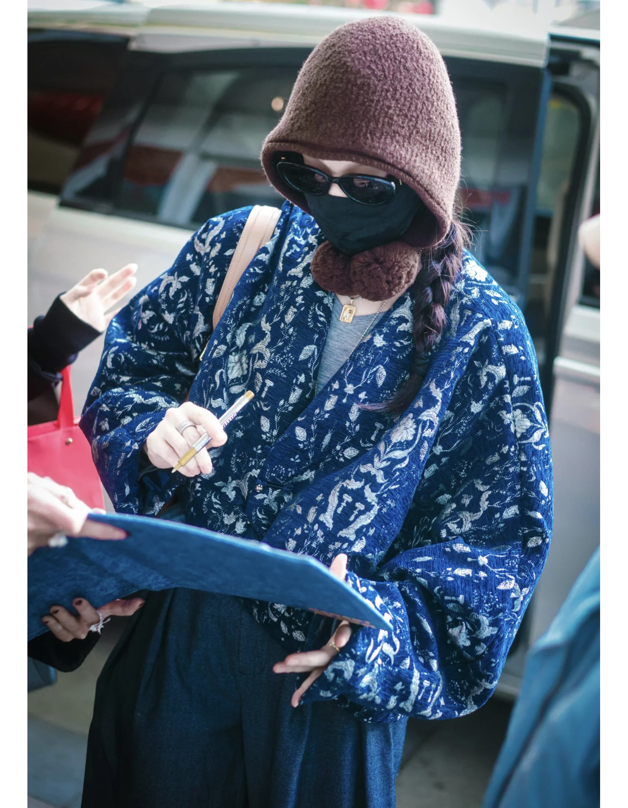 倪妮私服赢麻了，同样的衣服，娱乐圈里没几个能穿出她的气质！
因为身材瘦高、皮肤白皙，又加上身上独特的松弛感，她总能把宽松的衣服穿出森系文艺感，一般人很难模仿。
比如这里的蓝色刺绣新中式外套，宽松短款设