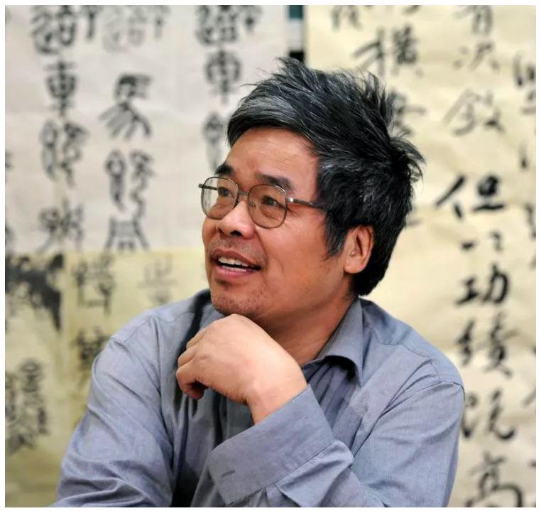 沃兴华书法艺术的深度解读：探究“丑书”争议背后的书法之美

提及中华书法，人们自然会联想到王羲之、颜真卿等大家的经典之作，他们的笔触流畅优雅，洋溢着浓厚的艺术韵味。然而，在当代书坛，有一位书法家的作品