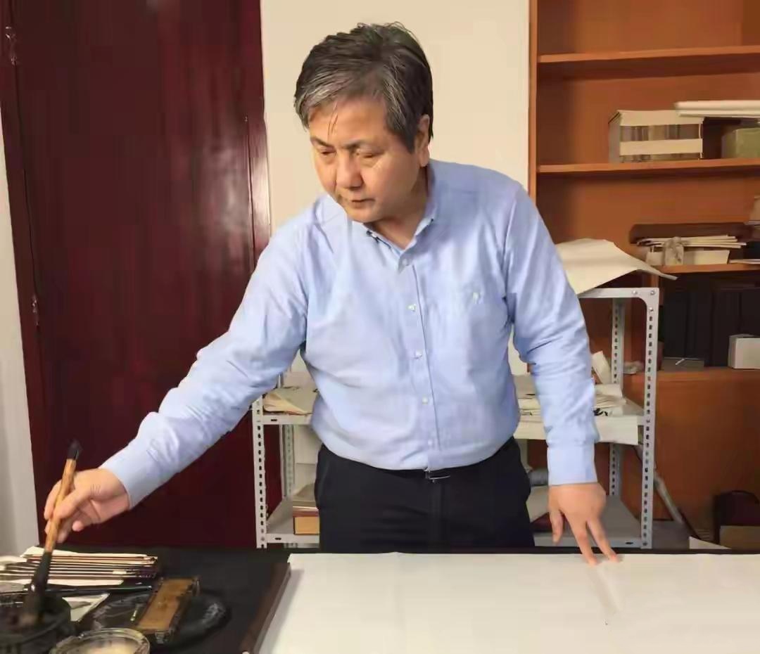 顾亚龙：引领墨香之路，山东艺术学院书法领路人的传奇人生

顾亚龙，担任中国书法家协会副主席、楷书委员会主任，兼任山东省文联副主席、山东省书法家协会主席，同时也是山东大学艺术学院院长、教授、博士生导师，