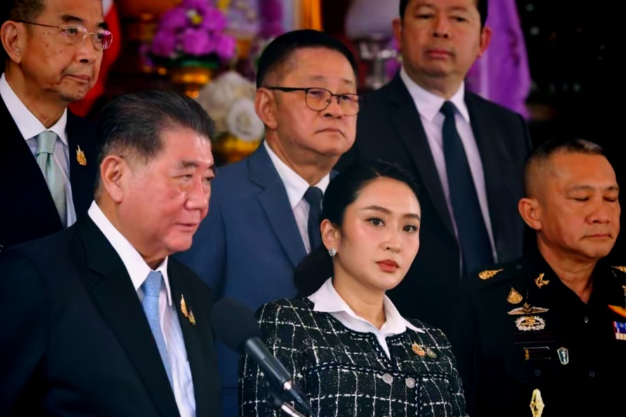 泰柬边境火药味散了！两边军队各退一步

泰国总理佩通坦6月8号在脸书上晒了个好消息——跟柬埔寨那边谈妥了，边境紧张局势总算能缓缓了！这位女总理说，两边商量好了要把军队从冲突热点往后撤，给边境降降温。1