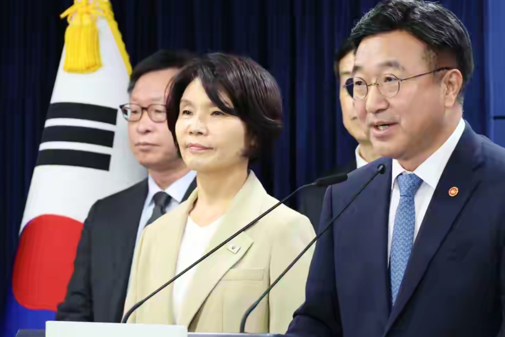 韩国政府大洗牌：检察厅没了，新设两大部门！

韩国那边动静不小。7号这天，行政安全部长官尹昊重和执政党共同民主党政策委员会议长韩贞爱一起站出来，公布了李在明政府的新组织架构方案。这可不是小修小补，是政