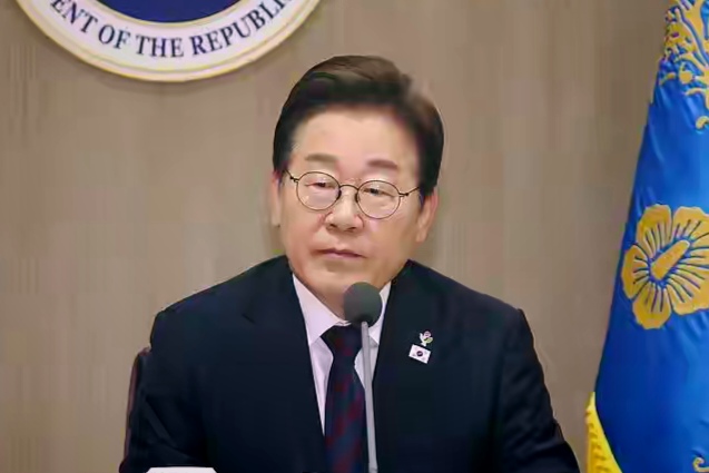李在明要去白宫串门了！韩美首脑月底约饭谈生意

韩国总统府12号突然放消息：李在明总统这个月24号要飞美国串门去！特朗普亲自打电话邀请的，俩人定在25号在白宫碰头。  

这趟可不是纯唠嗑——最近韩美