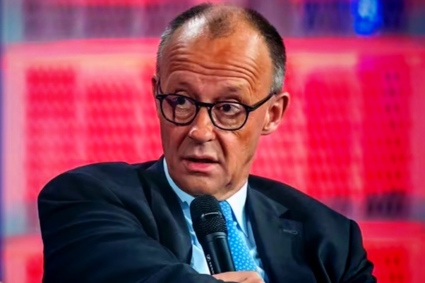 德国彻底放开手脚！默茨：远程武器随便给乌克兰

德国总理默茨26号放了个狠消息：德国和欧盟这回要玩真的了，援助乌克兰的武器射程限制统统取消！英法美早就在给乌克兰送巡航导弹，现在德国也要跟上这波节奏。 