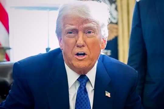 特朗普又放关税大招！半导体不搬来美国就加税

9月4号，特朗普公开宣布：美国政府打算对那些不肯把生产线搬到美国的半导体企业，征收进口关税！

不过他也没把话说死——企业要是在美国投资或者有建厂计划，就