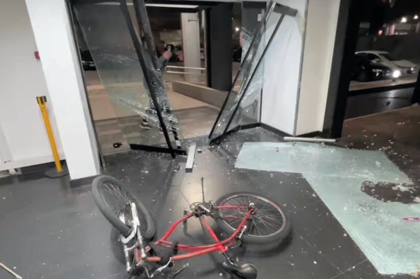 阿根廷前总统粉丝暴走！电视台遭打砸 10辆车遭殃

阿根廷前总统克里斯蒂娜的铁杆粉丝10号彻底疯了！一大帮人直接冲进TN新闻台和电视13台的大楼，见啥砸啥。玻璃门碎了一地，电视设备全给毁了，停车场里的