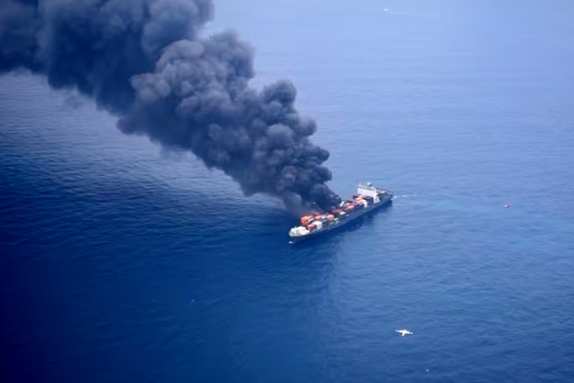 突发！新加坡货轮印度海域爆炸，4人失踪

一艘挂着新加坡国旗的巨型集装箱船，在印度喀拉拉邦附近的海面上突然炸了。这船可不是小船，足足有270米长，差不多三个足球场连一块那么夸张。  

船上一共有22