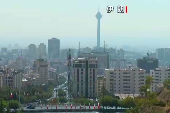 伊朗怒批美国入境禁令：赤裸裸的种族歧视！

伊朗外交部海外事务司司长阿里雷扎·哈希米·拉贾7日直接开炮，痛批美国最新出台的入境禁令。美国这波操作直接把伊朗和其他几个穆斯林国家拉进了黑名单，阿里雷扎气得