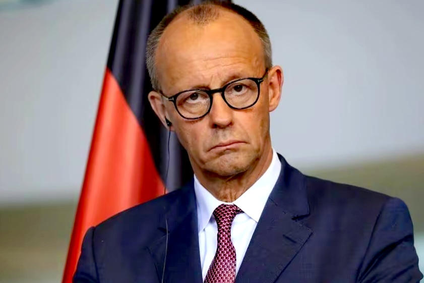 德国紧跟美国援乌脚步：掏钱买爱国者，还要当"关键玩家"

德国总理默茨14号在社交媒体上嗨了，对特朗普宣布的北约援乌计划疯狂点赞。这位总理最近几天没少跟白宫热线联系，拍胸脯保证德国要当援乌行动的"扛把