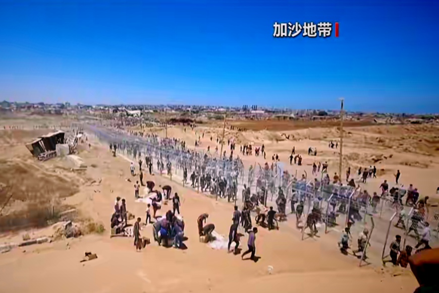 加沙援助点又出事！美国工作人员遭袭受伤

美国这下可急眼了——加沙那边又出乱子，两个美国籍援助工作者被人扔炸弹炸伤。这俩倒霉蛋是