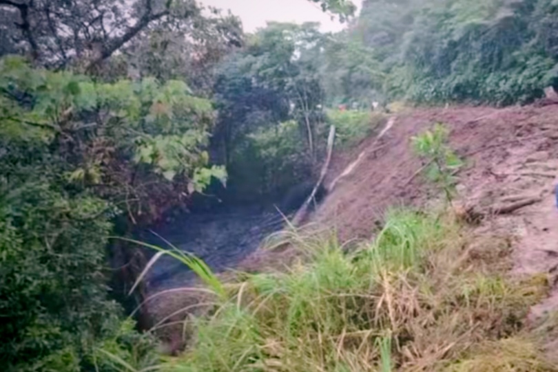 厄瓜多尔输油管道遭破坏被迫停运，技术人员紧急抢修

厄瓜多尔国家石油公司16日摊上事了！他们运营的那条命脉级输油管道突然破了，原油输送直接摁了暂停键。这事闹得，公司赶紧启动应急预案，手忙脚乱关阀门、停