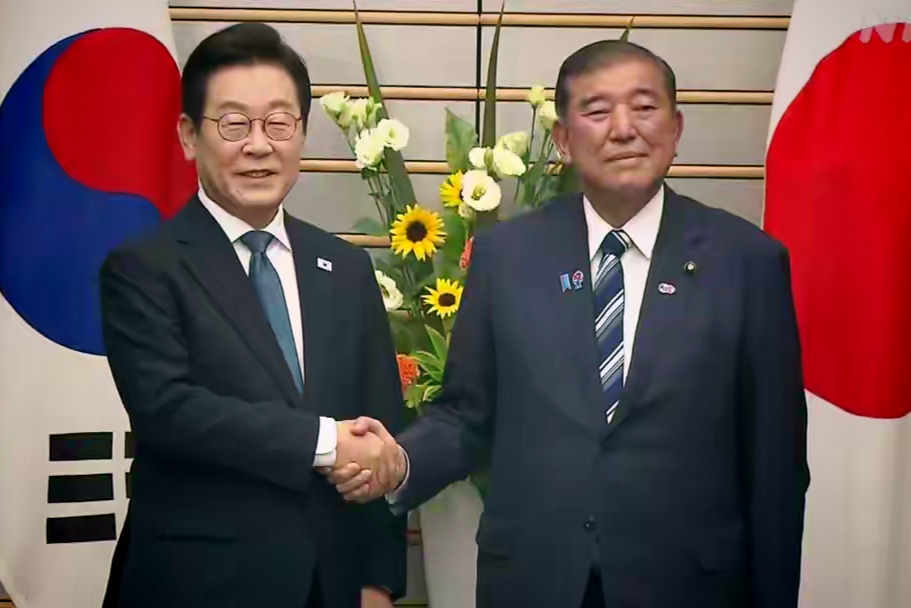 日韩首脑聊完了！签证、氢能、AI一个都没少

日本首相石破茂和韩国总统李在明开完会，一起站到镜头前开了场联合记者会。俩人聊得挺投缘，安全也好、经济也好，都说要加强“战略沟通”——这词听着就挺有份量。
