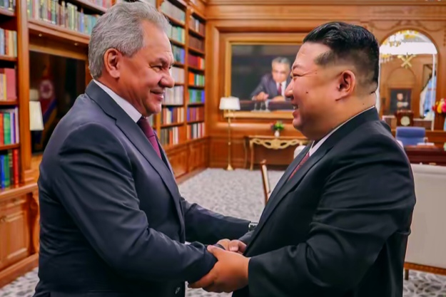 绍伊古见金正恩聊了啥？乌克兰和半岛局势都摆上桌

俄罗斯驻朝鲜大使馆那边刚放出消息，绍伊古这老哥跑去平壤见了金正恩。俩人坐下来唠了挺长时间，话题绕不开两个烫手山芋——乌克兰那边打得热火朝天，朝鲜半岛这