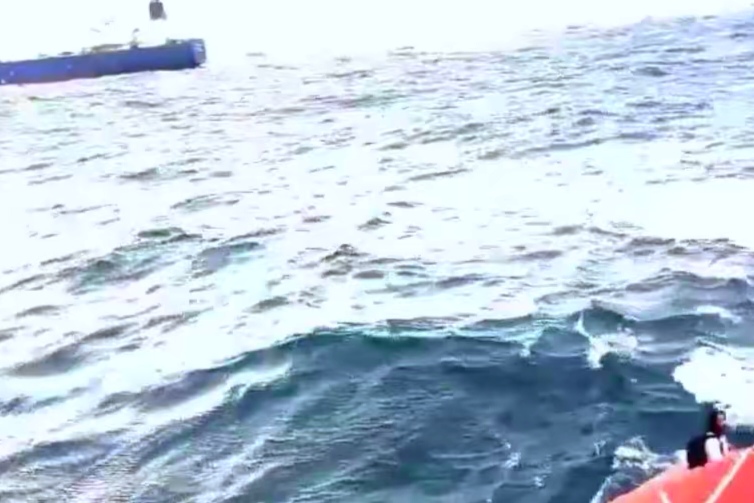 印度海岸惊险一幕！货轮侧翻，集装箱