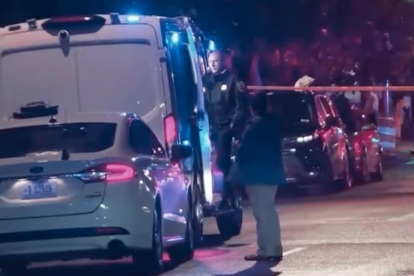 白宫边上突发血案！以外交官当街遭枪杀

这事闹大了！21号晚上，就在离白宫不到两公里的犹太博物馆门口，两名以色列使馆工作人员刚参加完活动，出门就遭了黑枪。凶手是个芝加哥来的小伙，开枪后居然大摇大摆走进