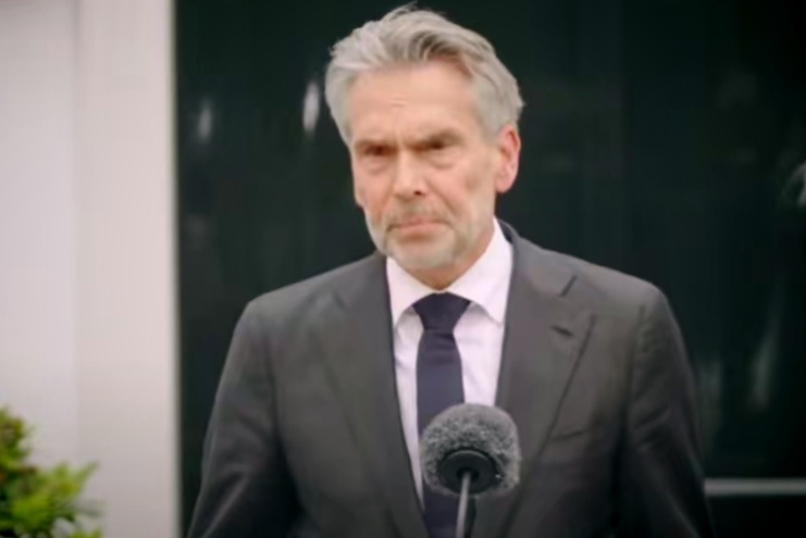 荷兰政府突然撂挑子！极右翼闹脾气退出，首相被迫辞职

荷兰首相斯霍夫3号在海牙一脸无奈地宣布，他带的这届政府干不下去了，直接集体辞职。这事来得突然，但也不意外——谁让极右翼的自由党一大早掀桌子走人呢？