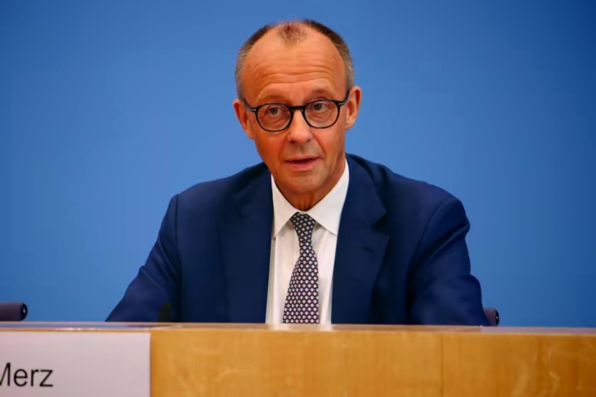 德国挪威凑一块：给乌克兰送钱送装备，还要搞长期军事合作

德国总理默茨和挪威首相斯特勒21号在柏林碰了个头，俩人聊得最多的就是怎么加强军事合作。说白了，现在欧洲这局势，谁都得抱团取暖。  

开完会，