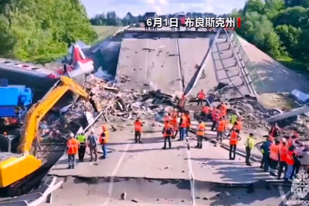 乌克兰这回真摊上大事了！俄方曝出铁证，两座大桥被炸细节太吓人

俄罗斯那边刚开完新闻发布会，直接把乌克兰给点了名。布良斯克和库尔斯克那两座大桥说塌就塌，现在查清楚了，根本不是什么意外事故。

现场那叫