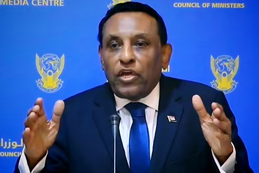 苏丹新总理上任就放大招：政府解散！临时工顶班

苏丹新总理卡米尔·伊德里斯6月1号刚上任就搞了个大动作——直接把现政府给解散了！现在各部门就靠秘书长们临时顶着，等着新班子搭起来。

这哥们5月31号才