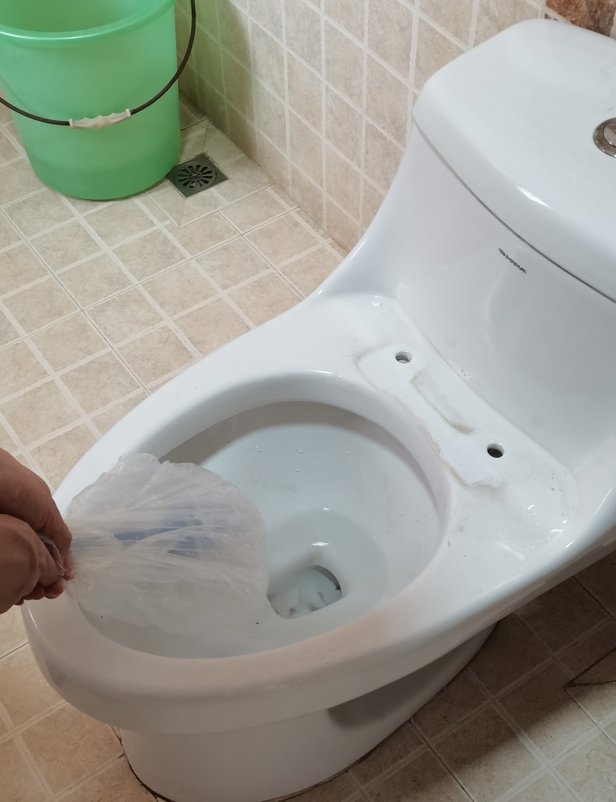 这个省钱又好用的生活小妙招太绝了，肯定能帮到你，有机会老铁们可以试试！
家里马桶盖坏了，在换盖子的时候，一不小心把一个小的旧塑胶板掉进了马桶里、并堵住了冲水口。
用硬钢丝捅了好久都没有用，实在没辙，就