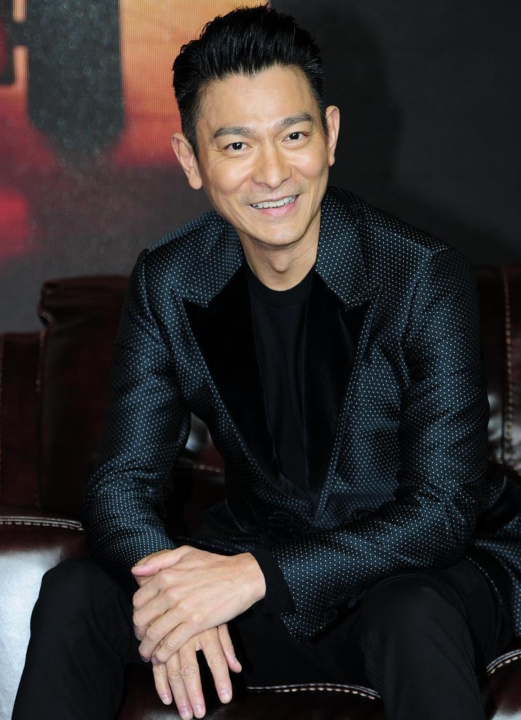 刘德华这智商实在是太高了！在台北开了一场演唱会，唱了一首叫“中国人”的歌，不但牢固了他在内地歌迷心中“天王”地位，还让湾岛的绿蛙们抓狂却无能为力。
作为咱们的宝岛，其在国人心中的地位自然毋庸置疑，但架