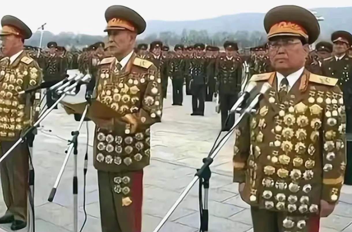 一遇事，就摇人，这就是韩国人最拿手的本事！
自尹锡悦上台以来，经常把“政权末日”挂在嘴边，好像拿下旁边的80后是分分钟的事，可是人家80后一硬起，尹锡悦就赶紧到处摇人，也不见他的嚣张劲儿了。
这不，虽