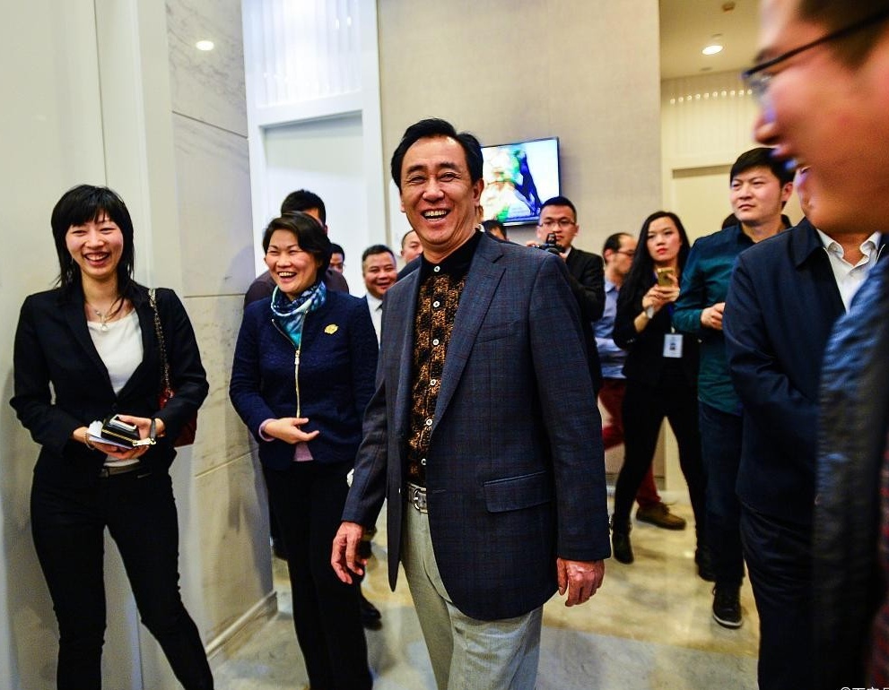 看来有钱也累，尤其是许家印的前妻丁玉梅。穷人累的是如何赚钱养家糊口，而丁玉梅累的是如何在全球各地把手中的钱财藏好藏深。
自从两年前许家印为其家族把国内钱财倒腾到海外后，丁玉梅就再也没出现在境内，不过恒