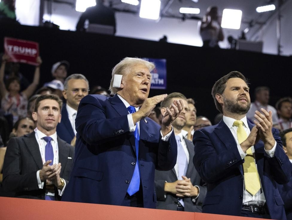 欧盟和北约的精英们要焦虑了，包括牛哄哄的尹锡悦，因为美国大选的天平越来越滑向特朗普，而特朗普却是欧洲精英们最不喜欢的候选人，没有之一。
特朗普胜出主要有三个苗头，首先是美国的最新民调，特朗普以50%的