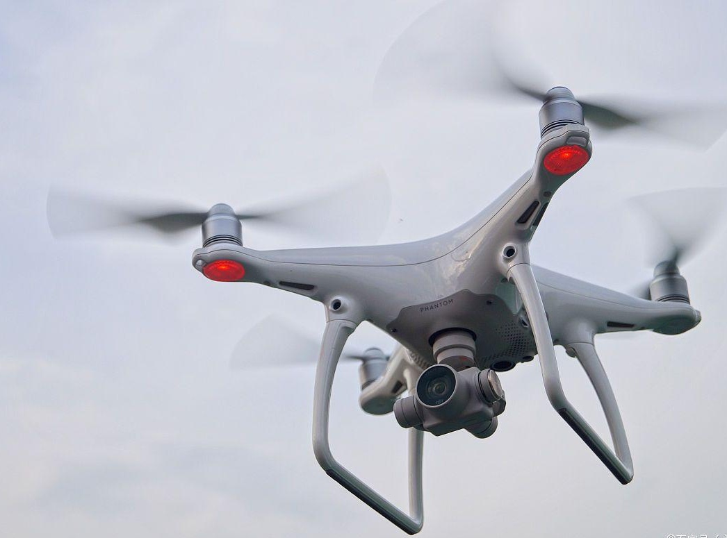 大疆硬气，被老美罚款20亿，不但拒缴纳，还把美国的国防部给告了，因为老美把大疆列入军事企业制裁名单。
明明是个民企，非给人家大疆戴个军企的帽子，竞争不过就打压。也因为大疆没有把柄被老美捏在手上，才敢和