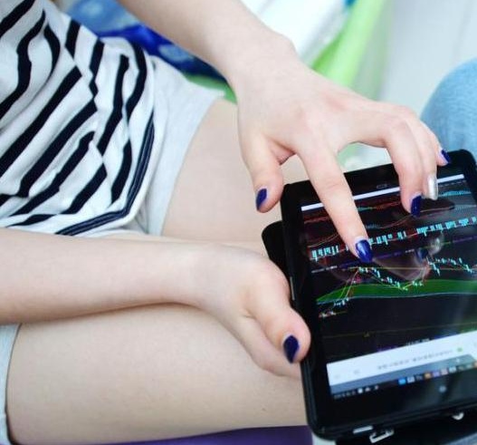 富人税这是要来了，尤其是躲在海外的富人们。
有传言说，国家要开始征收“海外富人税”，虽然只是个传说，但无风不起浪，况且缴税是公民的义务。你不能赚钱只有自己的份，在海外遇到事情就找国家帮忙，况且国家为海