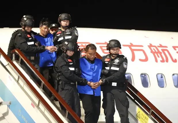 这是要逼着中国再来一次湄公河行动啊！
中国驻缅甸曼德勒总领馆遭遇了爆炸袭击，国人愤慨谴责的同时，不免心中疑惑，这是谁干的？
博主认为有嫌疑的幕后势力如下：
第一，果敢四大家族的直系余孽。
第二，被打击