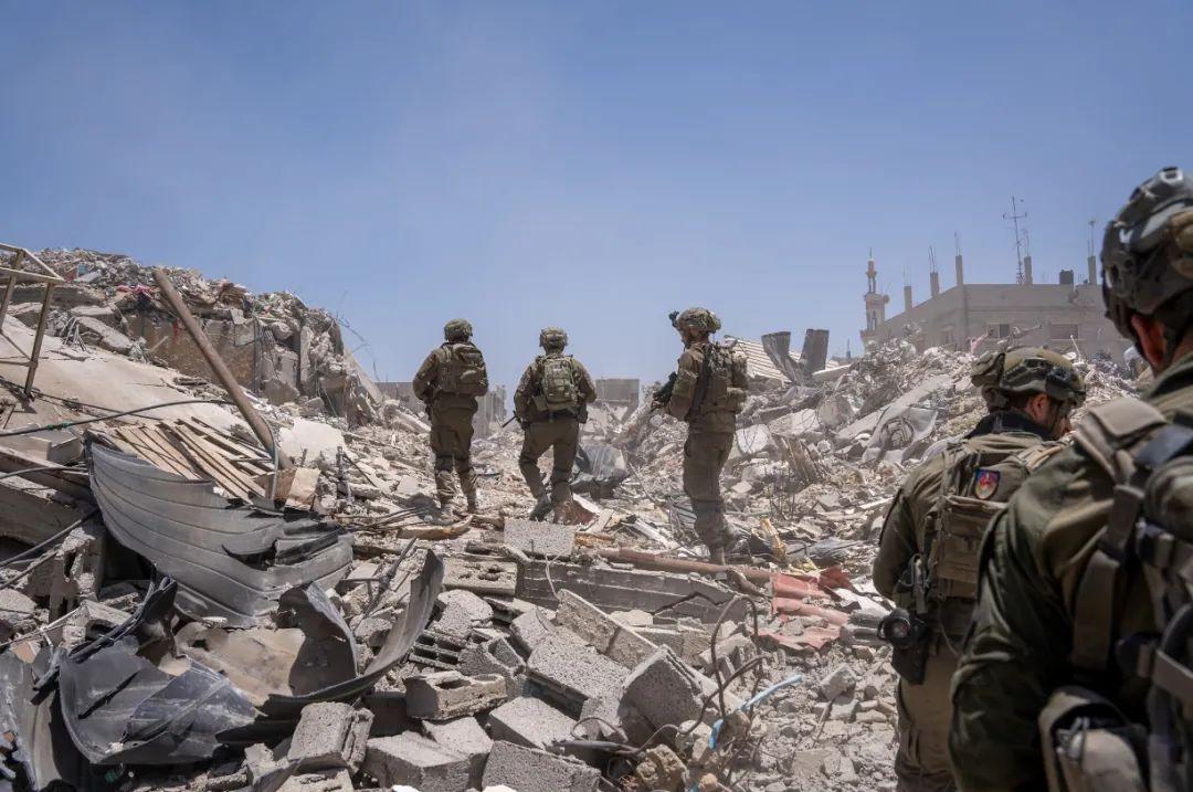 躲到天上去也不会安全！巴勒斯坦加沙地带的老百姓面对镜头，抱怨说没有一个避难所是安全的，到处被轰炸到处被袭击，他们无论是躲在帐篷还是躲地下室都不安全。
其实面对只要土地不要人的以犹，巴勒斯坦人只知道躲有