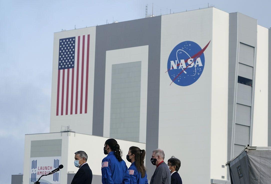 波音飞船送上国际空间站上的那个近60岁的女宇航员，最近被发现消瘦如材，脸如锥子，很可能她的身体出现了问题。
但即便如此，她却没办法返回地球，因为没有飞船接她们回地球，8天的短期出差变成8个月长期工作。