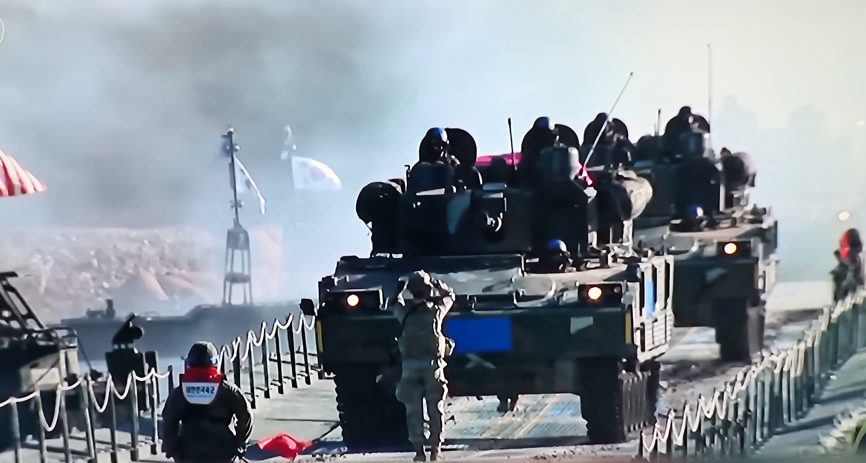 珠海航展如此火爆，各地大户纷至沓来，作为近邻的朝国，武器装备如此落后，为什么不来珠海买买买？
首先是朝国真没钱。被美国制裁了那么多年，朝国根本没有外汇逛珠海，只想0元购，掏钱是不可能的。
其次，朝国比