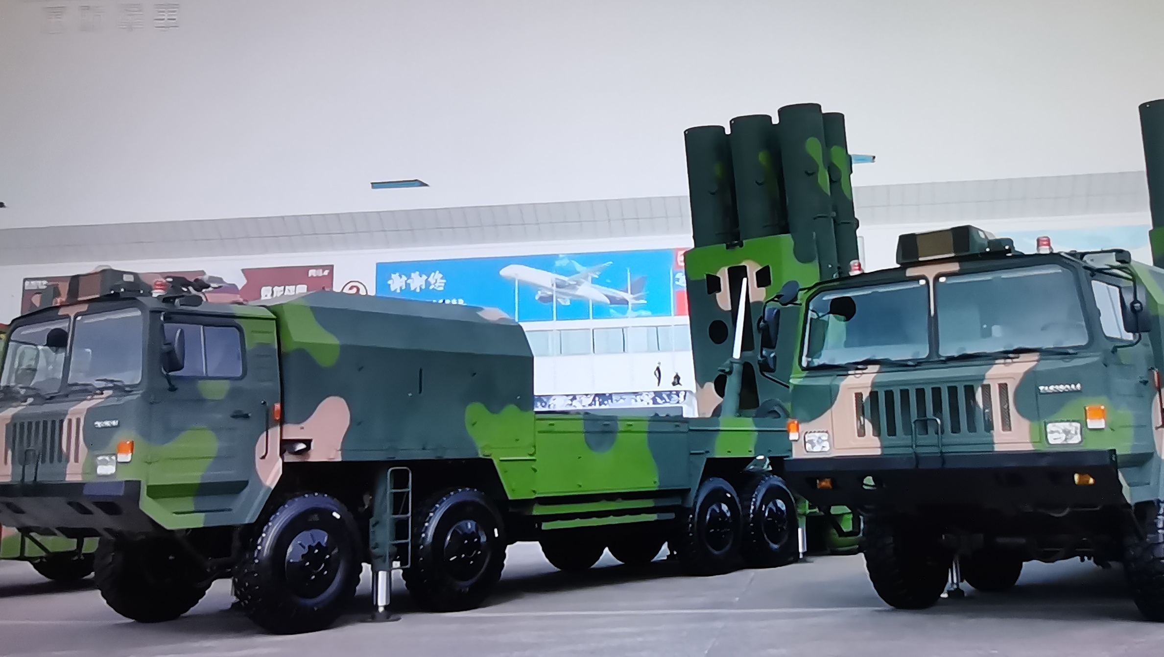 韩国的花样美男团在韩国和东南亚国家中，通常都是男女老少通吃，粉丝遍布各个年龄段，唯独在中国内地却备受成年男性的冷落，原因何在？
其实不难回答，看看珠海航展里面，不但普通百姓看展摩肩接踵，连大咖如雷军、