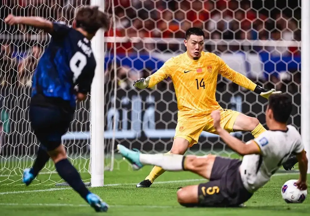 央视不转播男足对阵日本球队的比赛是对的，很英明。不转播嘛，比赛输了只是赛场上那4万观众心塞，而如果转播了，那么全国人都堵心，与其给这么多人添堵，还不如把添堵范围缩小些。
不是本王打击各位球迷，实在是男