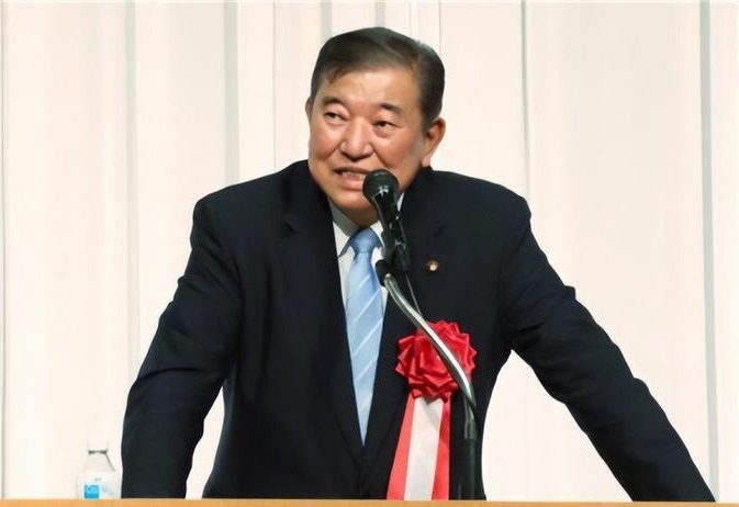 石破茂干这个日本首相的职业，似乎有十万个不愿意一样。
近日，日本网民指责首相石破茂在参加APEC会议期间，对他国领导从不主动上前搭理，别人主动找他聊天，他也懒得挪动一下屁股。
确实，石破茂的社交感看起