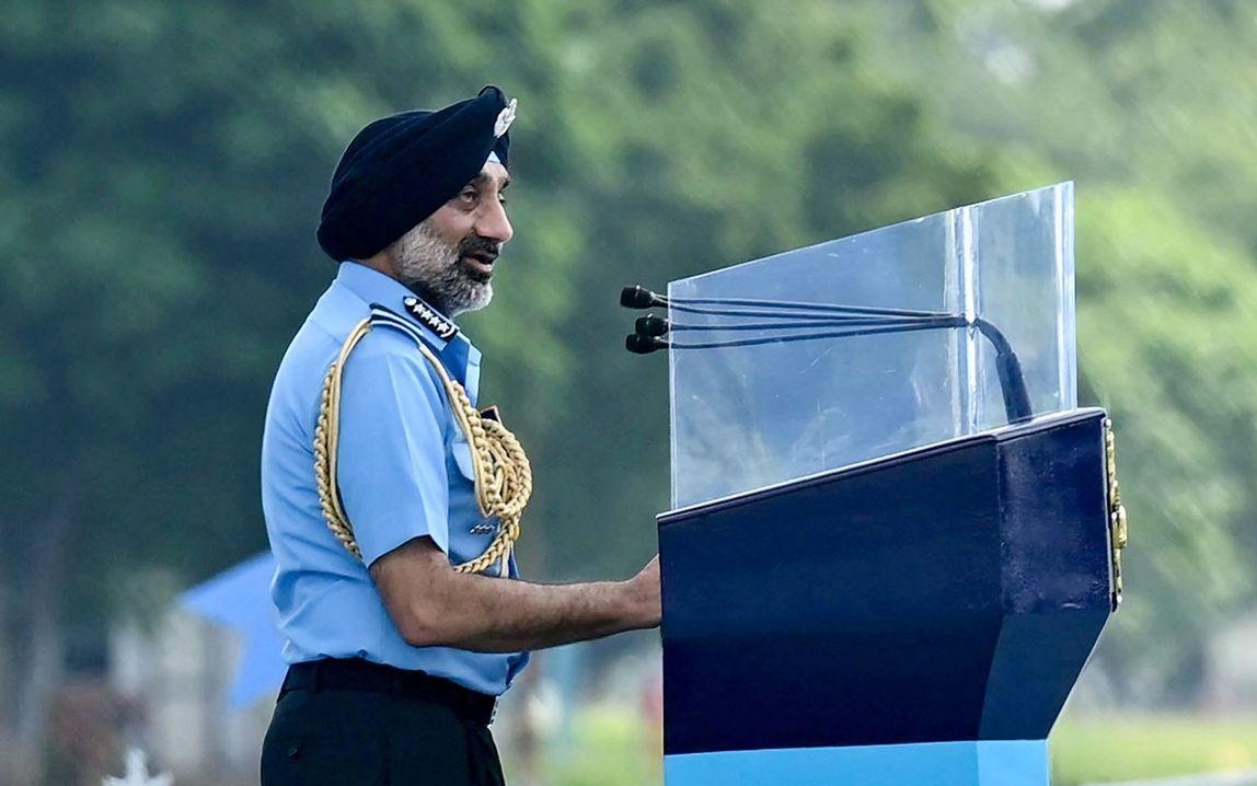 印度军方又又出事故了，这次不是印度空军摔战机的事故，而是阿三的海军潜艇和一艘印度渔船相撞。
死了几个人还不知道，但据媒体消息，已经救上来了11个，还有两个仍然失踪，正在寻找中，估计是渔船上的渔民吧。
