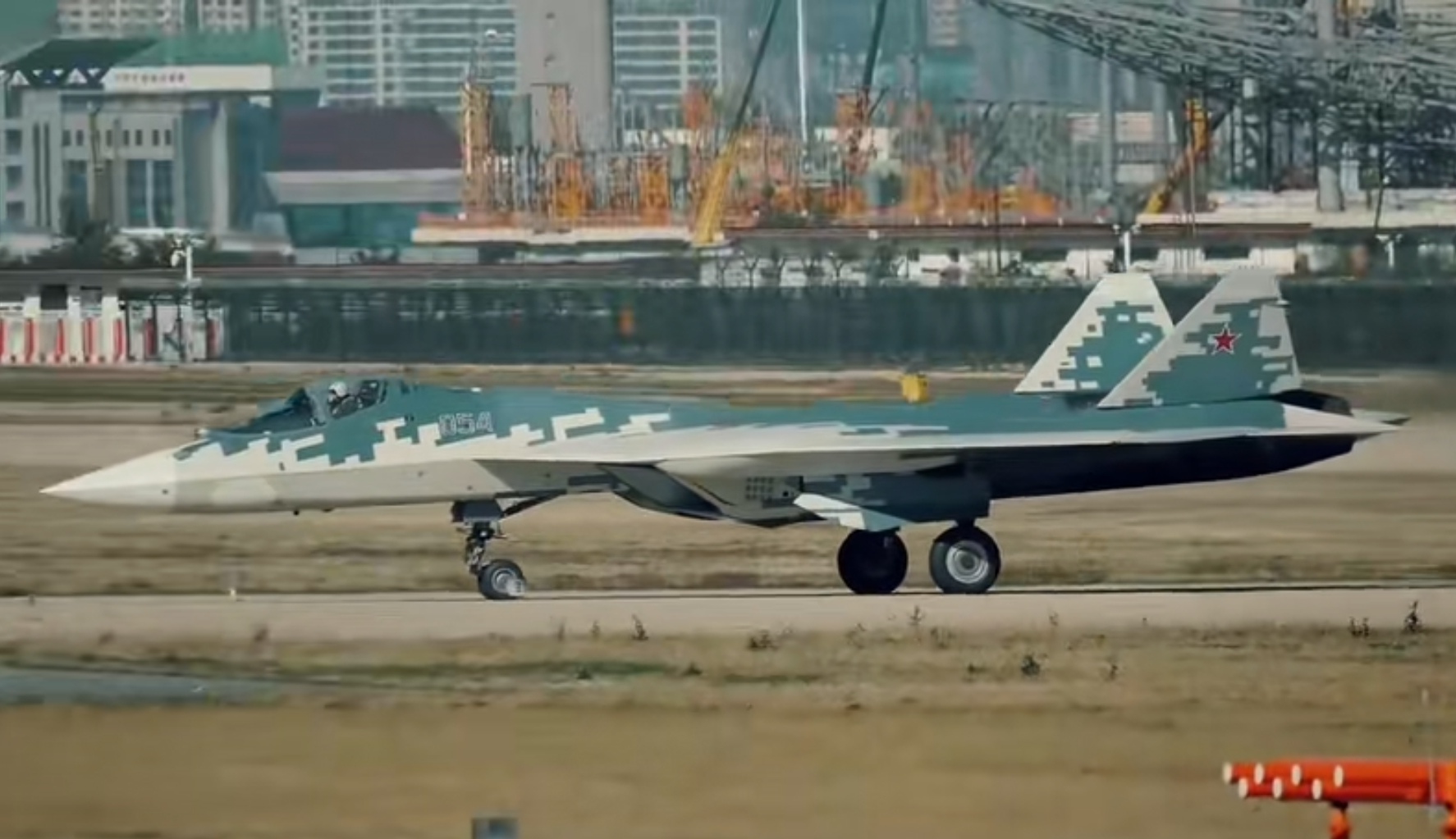 估计普京要狠狠批评驾驶苏-57战机的谢尔盖•博格丹了，因为这哥们把俄罗斯最先进的战斗机，当成了他的“私人自驾游”坐骑，在邻国天南海北的游玩。
珠海航展结束不是想着第一时间归队，却把这么先进的战机丢在机