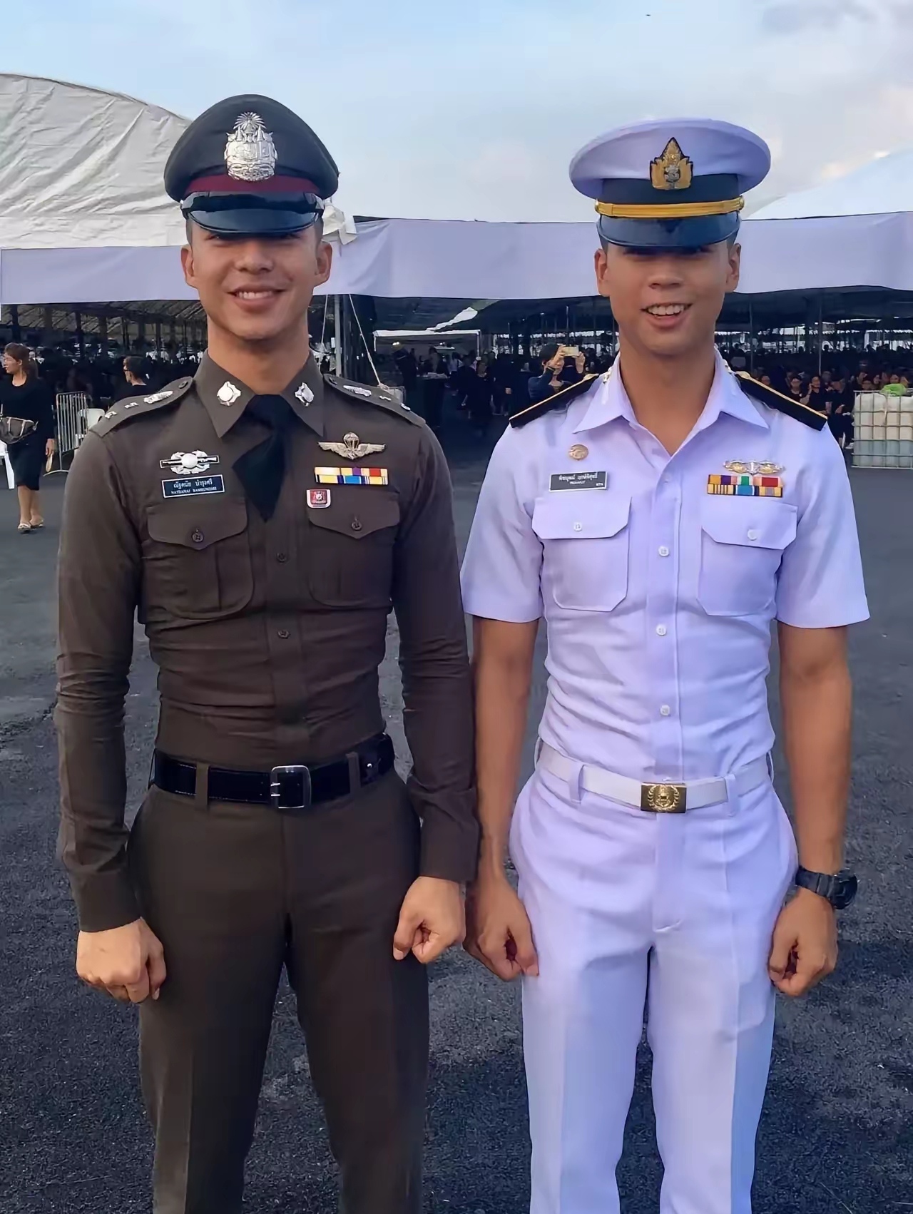 泰国国王喜欢穿紧身衣，连带着泰国军警身上的制服都没一寸多余的布料，不论男女，制服都是贴着身子穿，每个人都是绷得紧紧的。
这要是追赶个匪徒什么的，估计跑起来，步子都不敢迈大了，要不然裤子袖子都得崩裂。