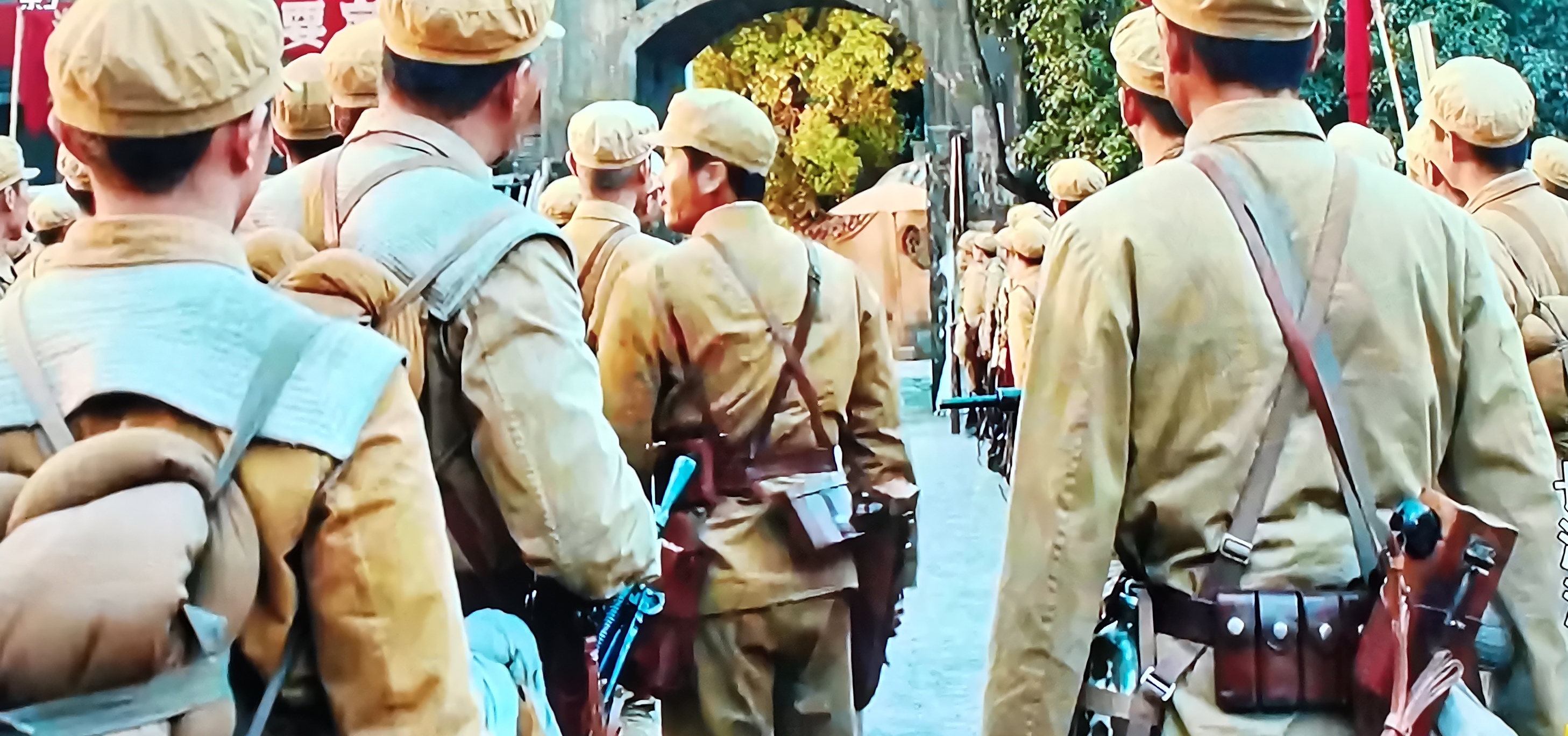 比起咱们的志愿军来，中东这些国家的军人确实不靠谱，难怪阿拉伯世界会四分五裂。
叙利亚军人因为国家经济不好，且月收入只有15美元，他们就放弃了对反对派的抵抗，那假如他们面对的是美军，估计第二天就投降了。