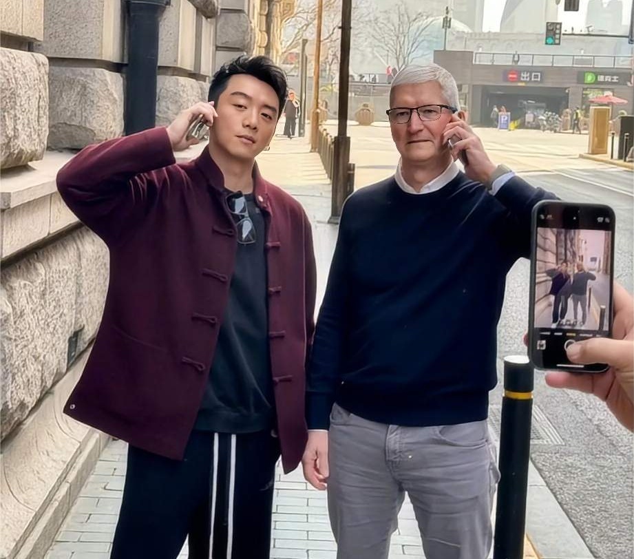 在特朗普的乱拳之下，虽然苹果和哈佛是一对难兄难弟，但苹果公司CEO库克恐怕比哈佛大学校长还烦恼，毕竟特朗普再怎么折腾，哈佛大学不会倒，而苹果公司能不能活下去就很难说。
苹果公司为了迎合特朗普政策，早在