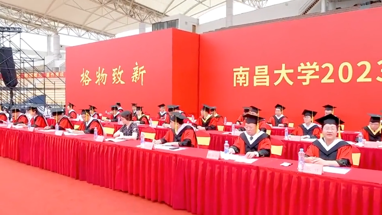 高考报名人数8年来第一次减少，但并不意味着考大学就容易，想考上名校，难度仍然很高。
就拿广东省高考录取率来说吧，2024年广东本科录取率约为45%，也就是说超过一般的学生只能上专科或技校。
如果想考上
