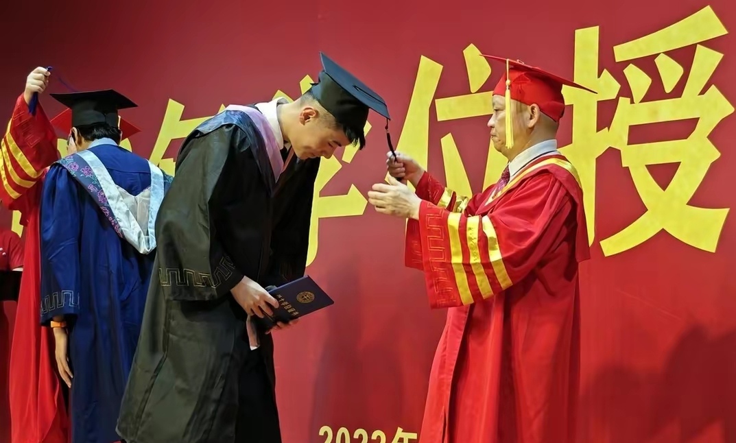 2025年的高考报名人数为1335万人，相较于2024年减少了7万。考生的竞争对象看似少了些许，可实在没必要为此而欣喜，该奋力冲刺，依旧得加油冲刺。
从数据来看便可知晓。2024年高考人数达1342万